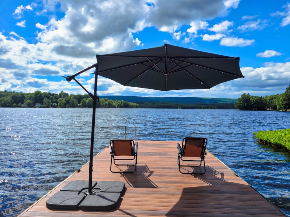 Lakefront Dock Hottub Pooltable Kayaks 75 TV