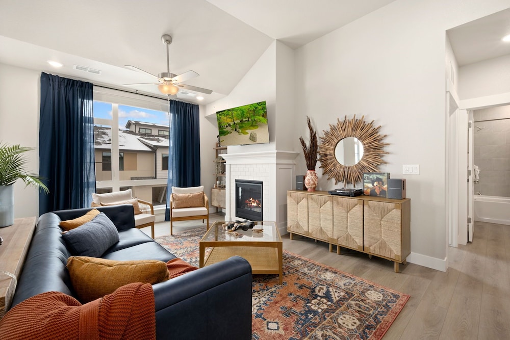 The Landmark 2 King Beds, Garage & Fireplace