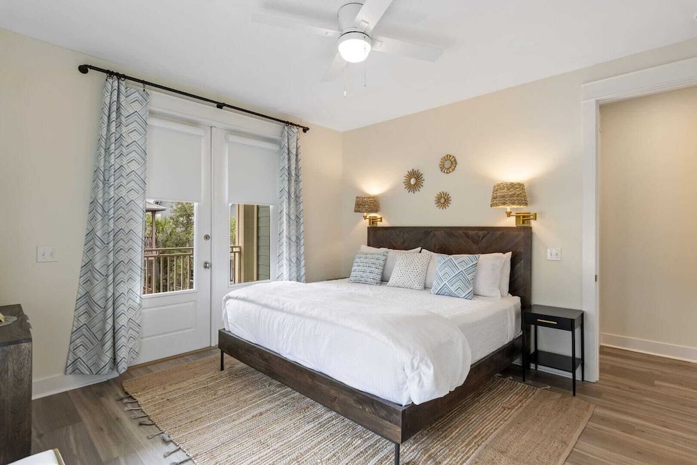 Good Day Sunshine by Avantstay Sleeps 16, Pool + Private Beach Access