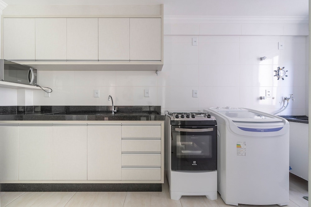 2-bed Apt w/ BBQ - Downtown Bombinhas Caa103