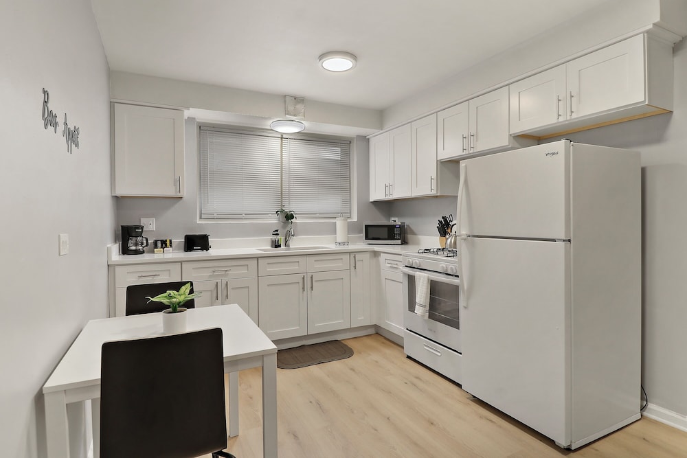 Cozy 1BR Apt Near Shops - Kimball C2
