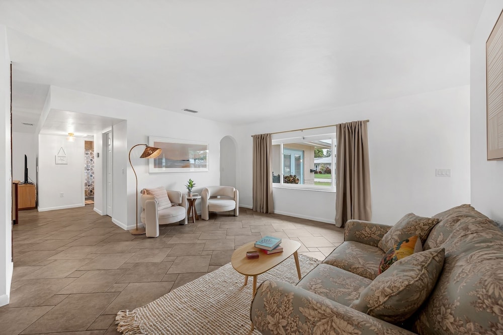 Naples Henrie Hideaway - Private Pool, Pet Friendly 12 Mins From Beach & Downtown 3 Bedroom Home