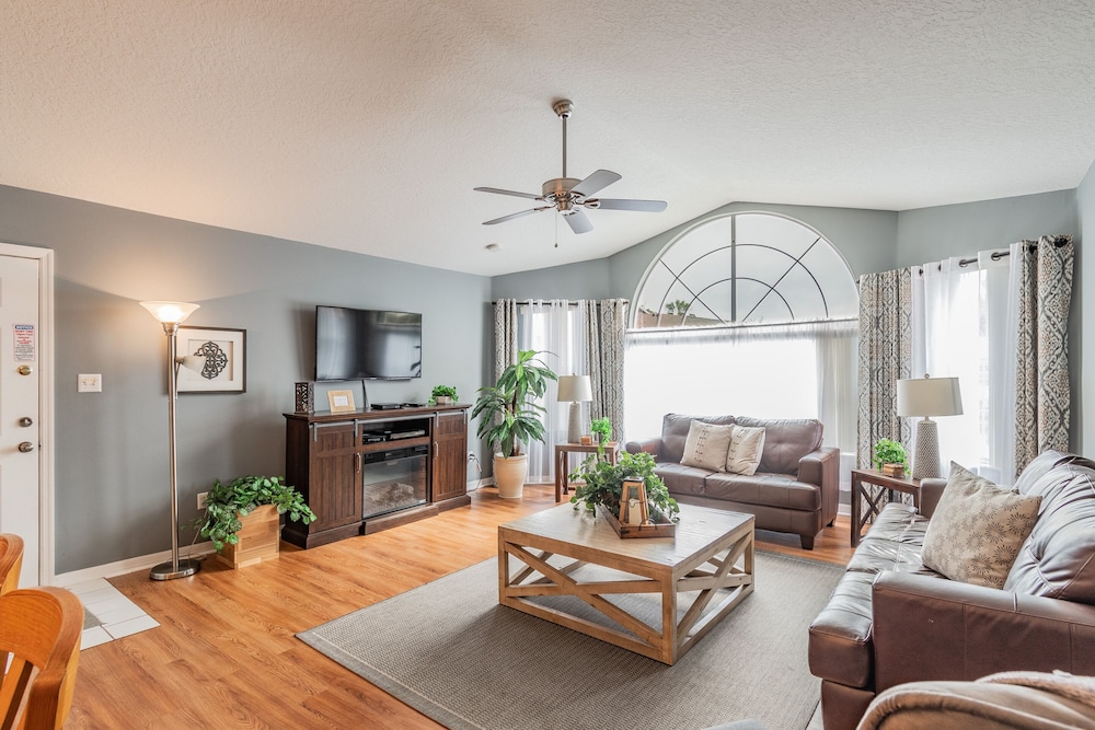 Near Theme Parks! Fabulous 3 BR Home, Star Wars Children's BR, Pool!