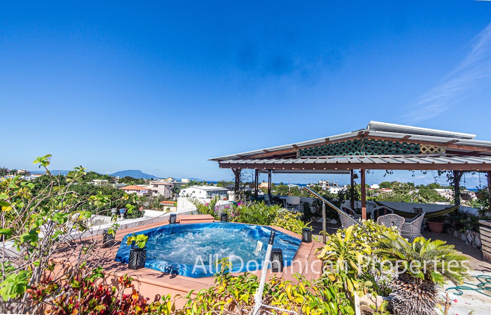 Artist's Loft With Private Jacuzzi & Roof Terrace