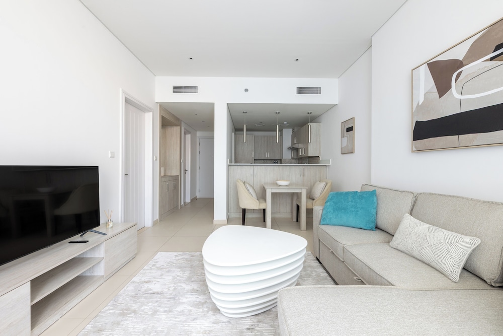Stylish One-Bedroom Oasis Palm Location