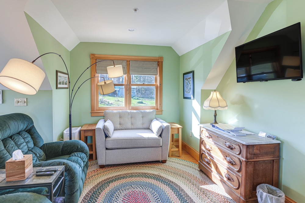 Shared Dock & Fire Pit: Peaceful Surry Studio!