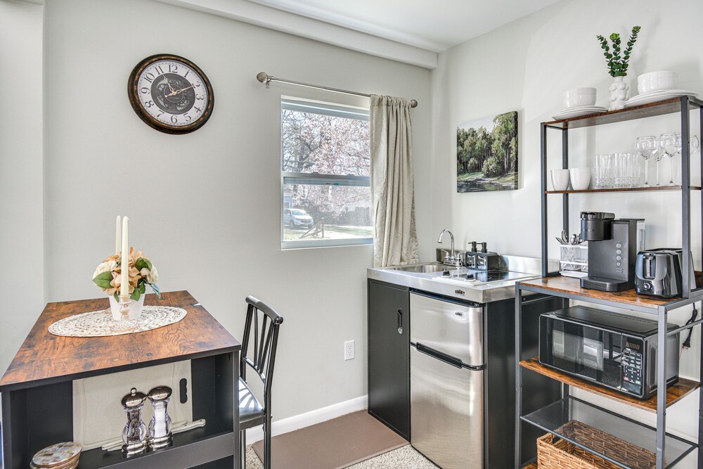 11 Mi to Virginia Beach Boardwalk: Studio Retreat!