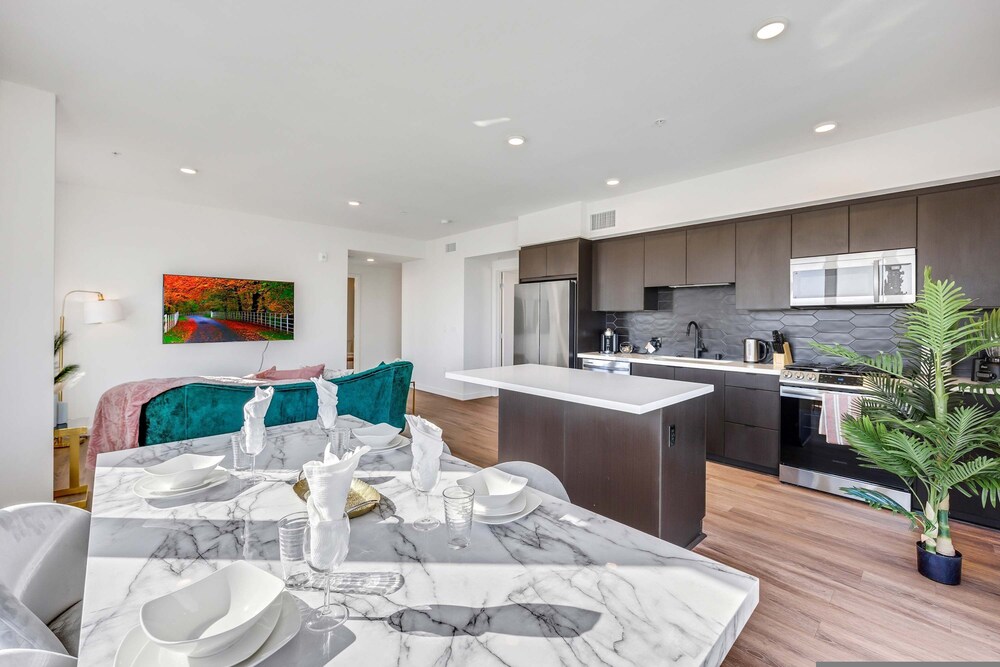 Luxury 2BR Hollywood Pool View by Oneluxstay