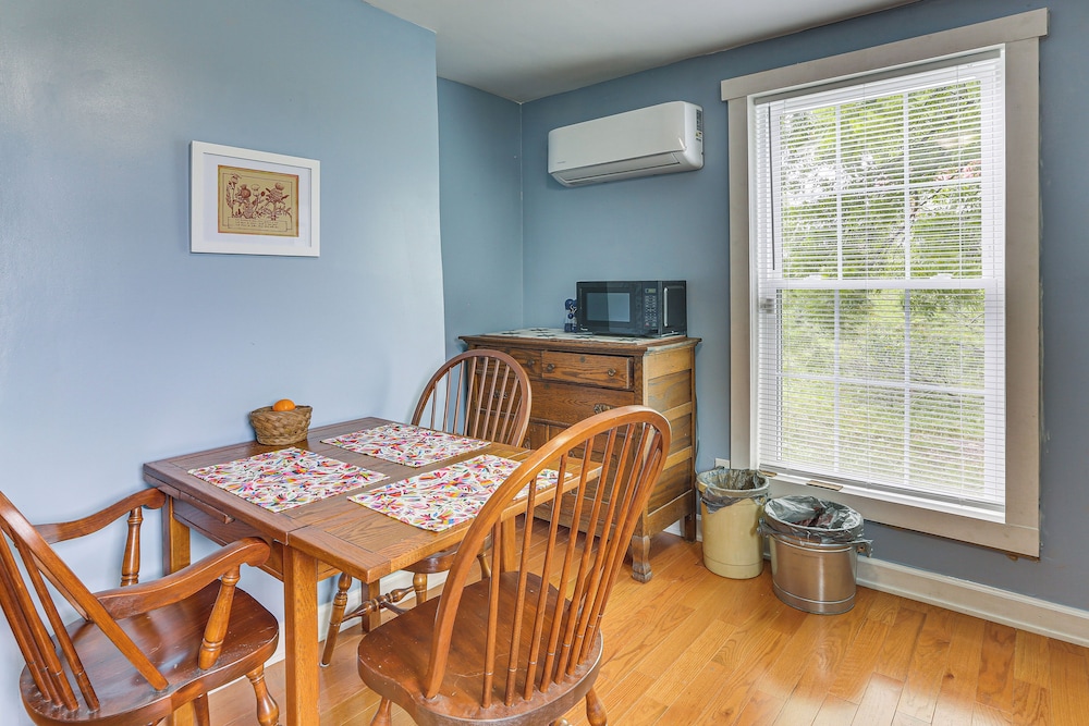 Farmhouse on 1 Acre Near Historic Dtwn Danville