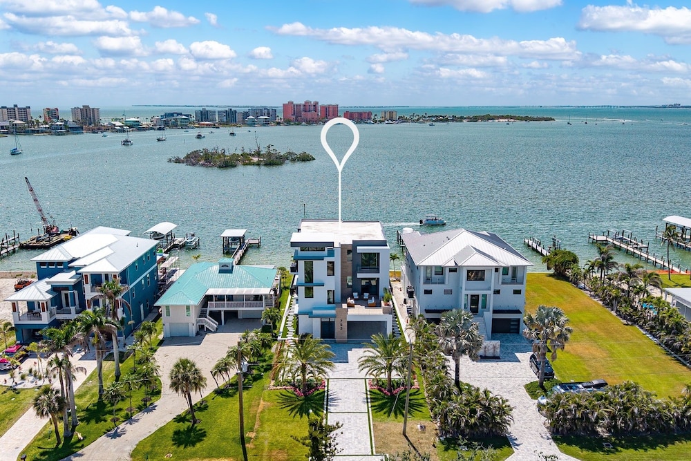 793 Shoreline Estate: 6bd/6br, Luxurious Pool Home On The Water! 6 Bedroom Home