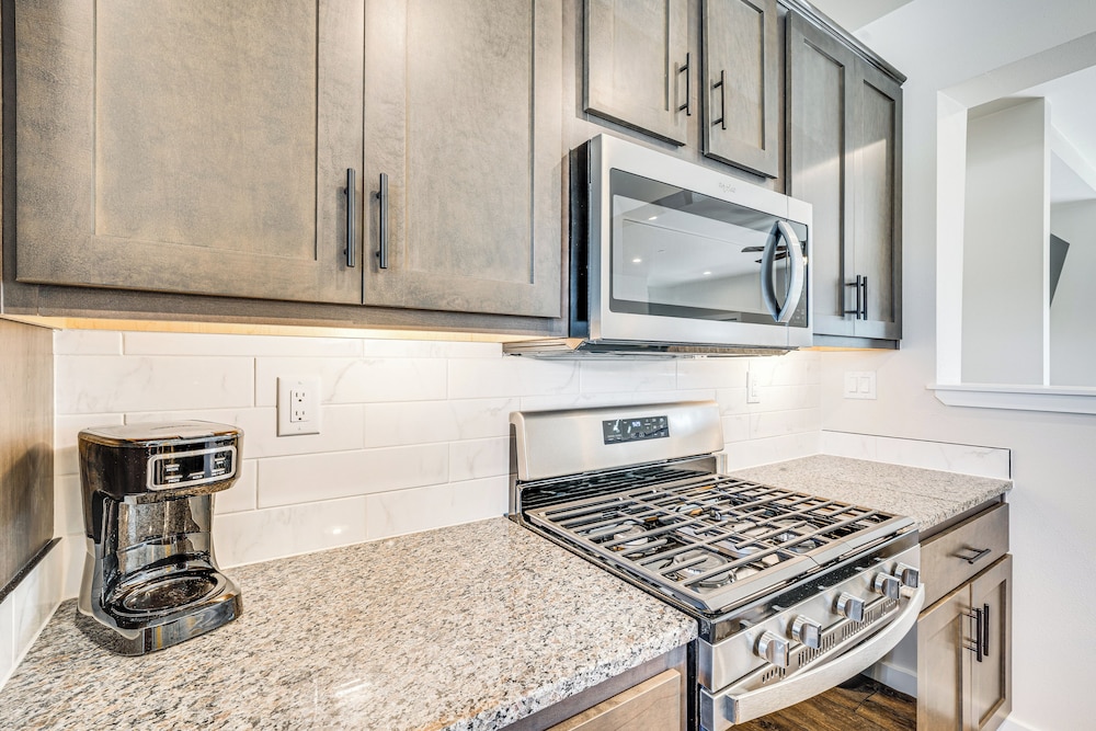 Private Hot Tub: Newly Built Fraser Townhome