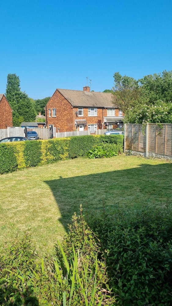 Doncaster-house-sleeps8-parking-garden