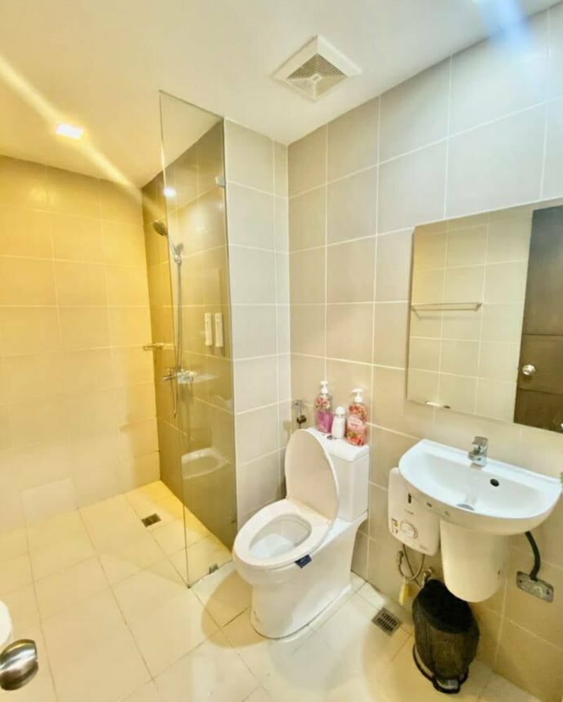 Cozy Iloilo City Condo With Shared Pool and Fitness Center
