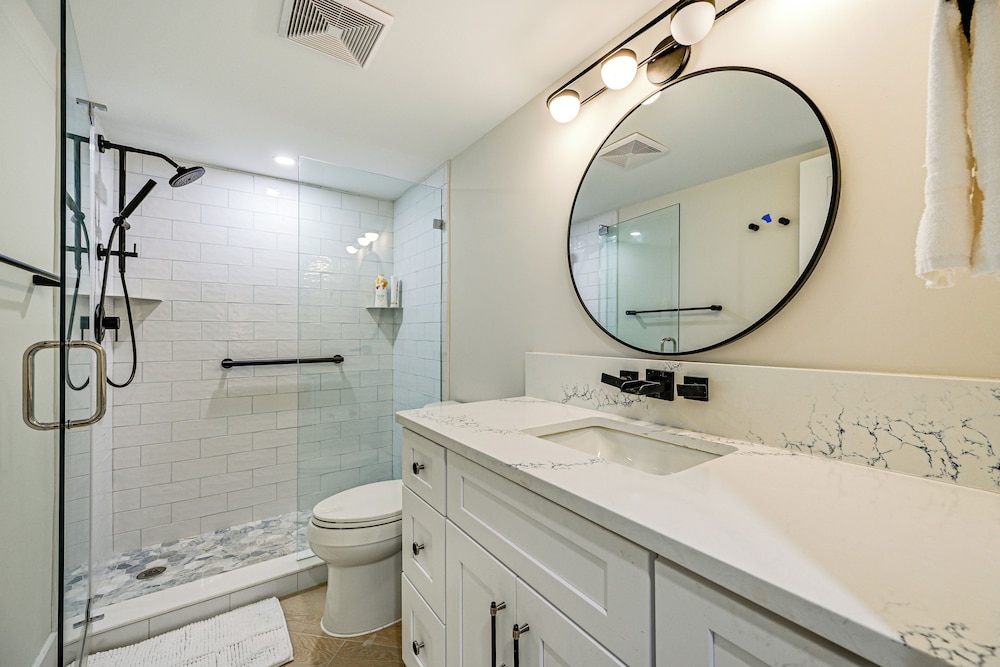 Upscale Naples Condo w/ Pool Access: Walk to Pier!