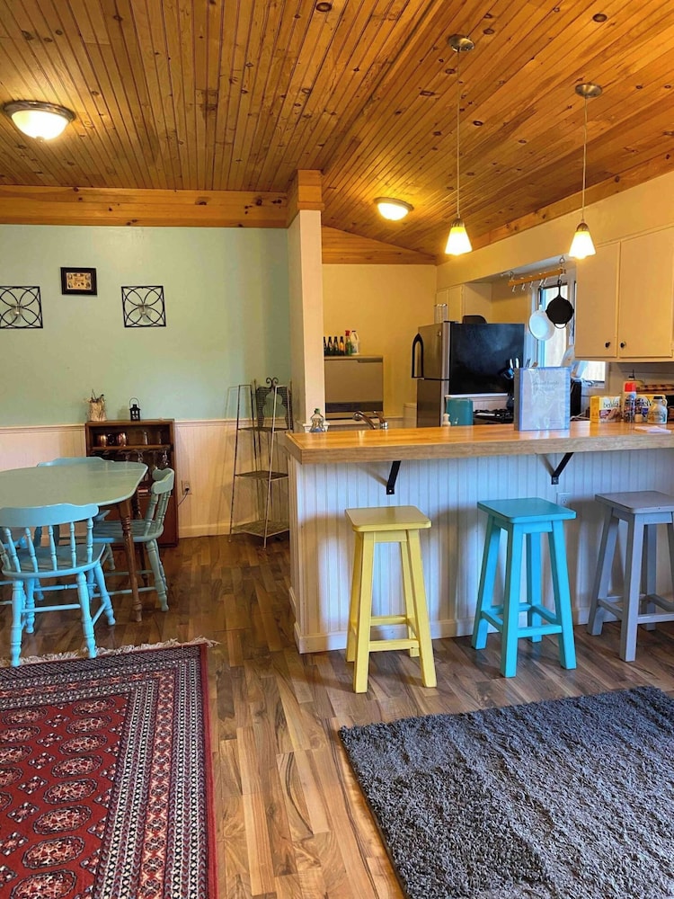 Cozy 2 BR by River- Crooked Steeple Hall
