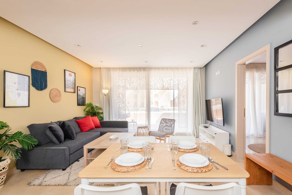 Xuru Stays I Exotic 1bdr w/ Outdoor Terrace Pool & Beach Access