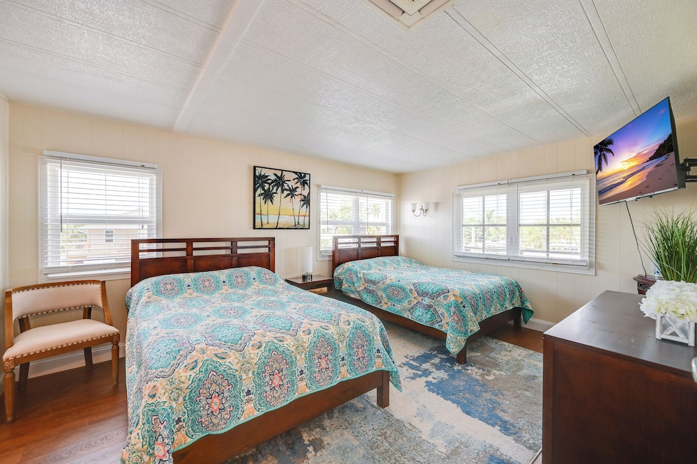 'the Waterfront Cottage' w/ Dock in Goodland!