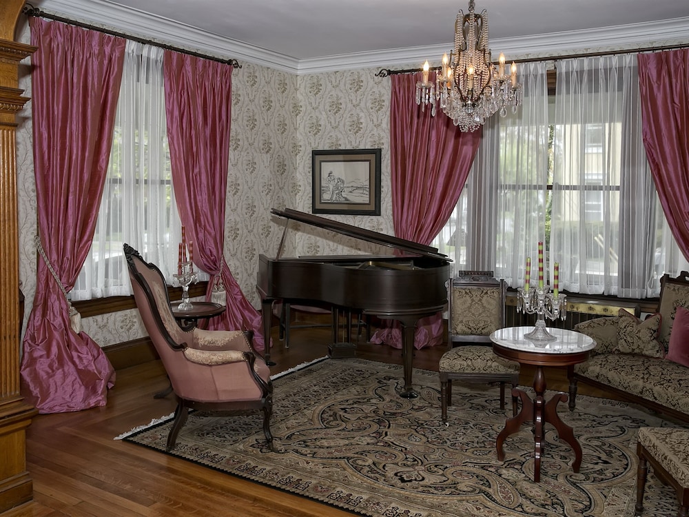 Circular Manor Bed and Breakfast