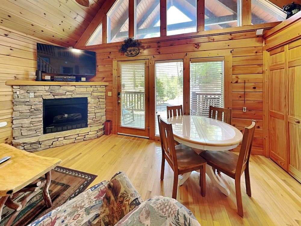 Hugs 'N Kisses by Jackson Mountain Rentals