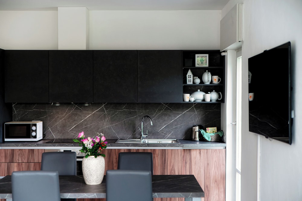 Stylish 2-Bedroom Apartment by Lake Como