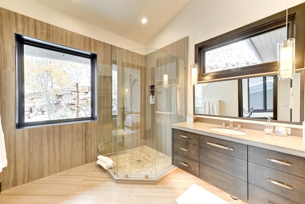 KBM Resorts Walk to Slopes, Sports Court, Private Home Theater, Sleeps 17, Outdoor Hot Tub Pco-184m