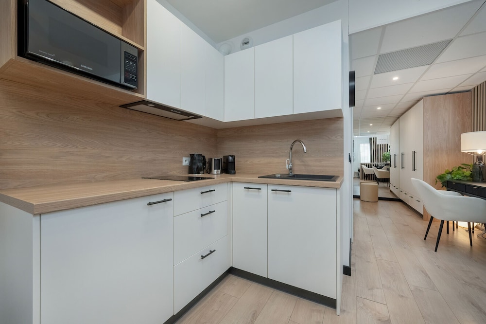 Elegant Studio in Wroclaw by Renters view 2