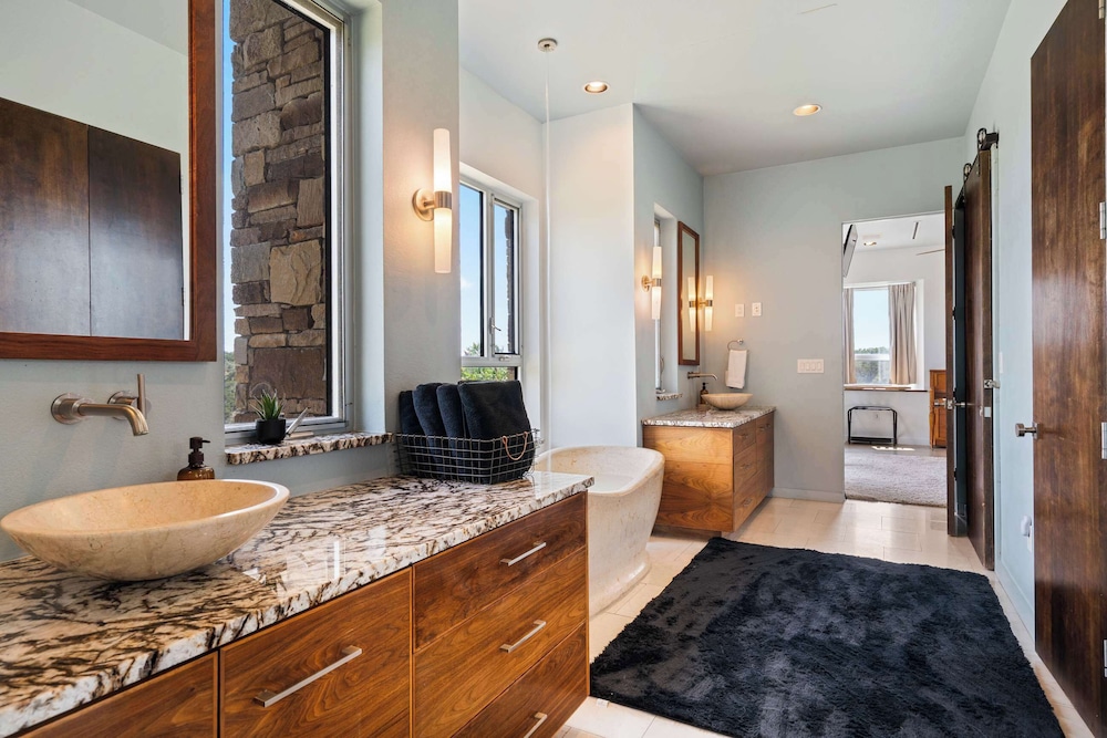 Luxury 4BR Hilltop Retreat Hot Tub & Scenic Views