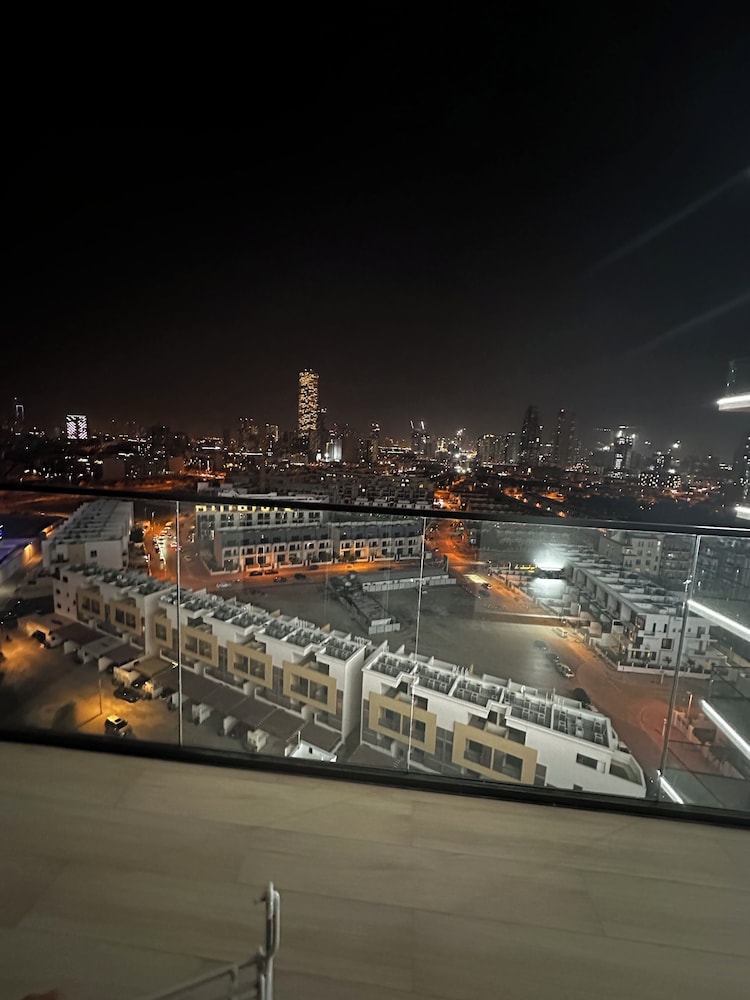 WelHome - Dubai Delight: Luxe Living 1BR at Binghatti Luna