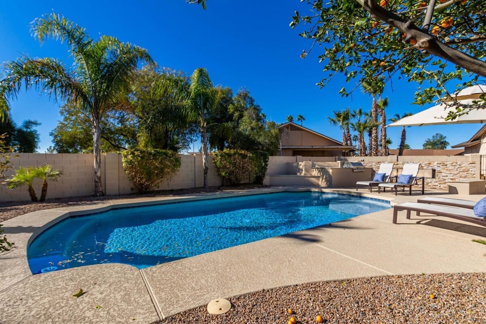 Modern Family Retreat - Pool Spa Firepit Putt Grn