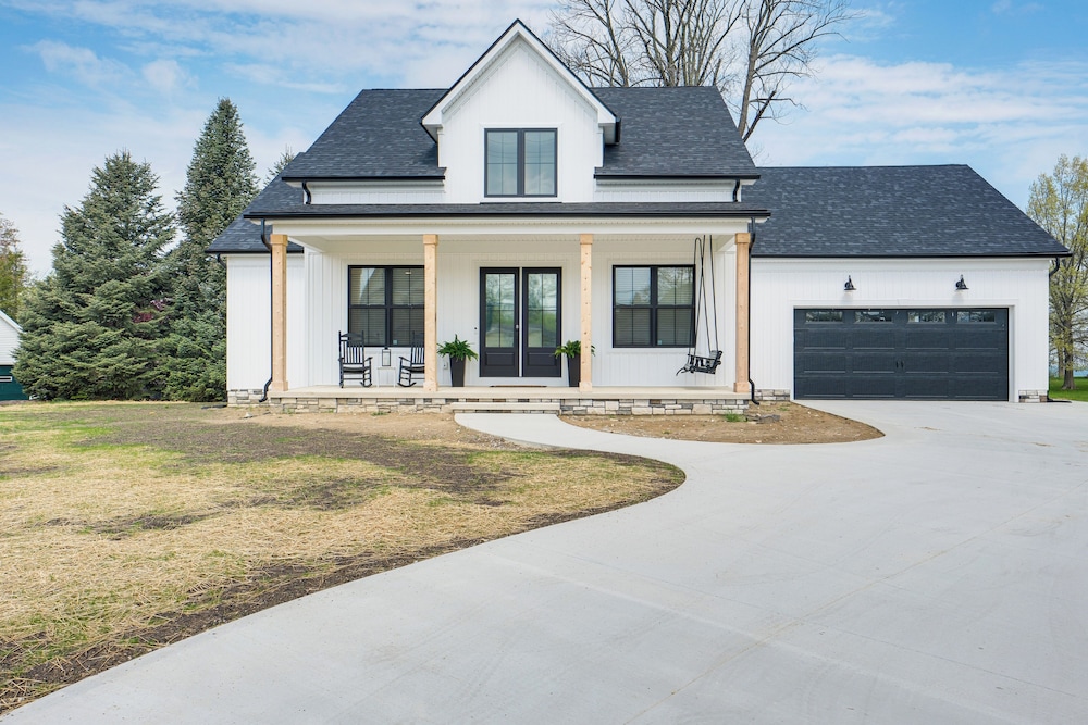 Walk to Lake Erie: Sleek Retreat w/ Screened Patio