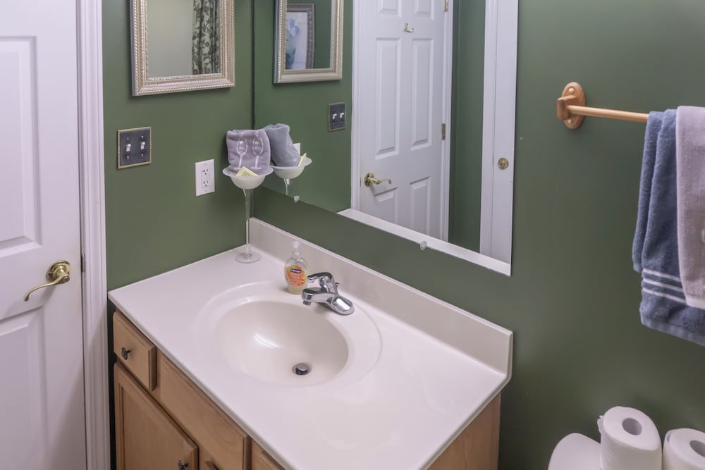 1 BR Home w/ Jetted Tub & Cozy Living Room