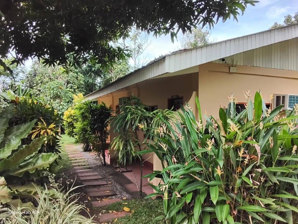 Room-serene Family Haven in Mambajao, Ph