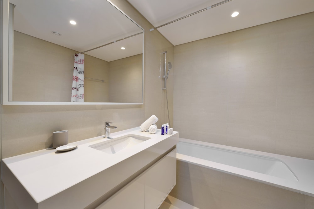Maison Privee - Modern Chic Apt w/ Unobstructed Burj Khalifa Views — bathroom
