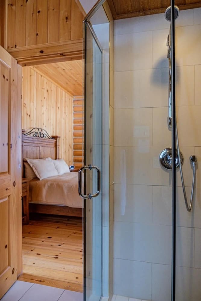 Duc 83 - Luxury log Cottage With hot tub and Exterior Barrel Sauna