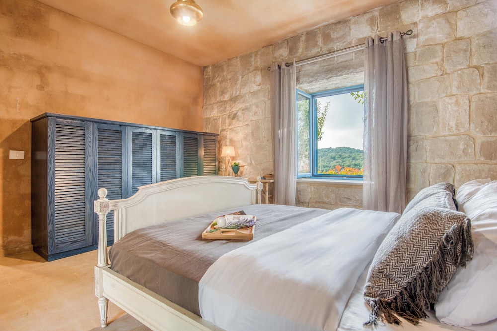 Red Oak House With Garden & Terrace in Assia, Batroun