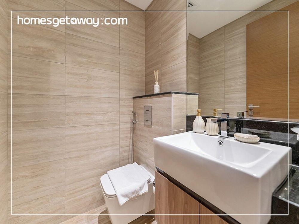 2BR Luxury with Stunning Lake View in Business Bay
