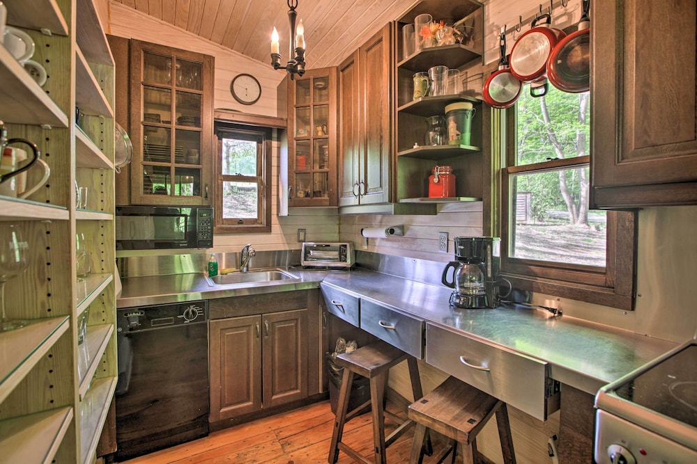 Romantic Log Cabin Escape on Delfosse Winery! view 5