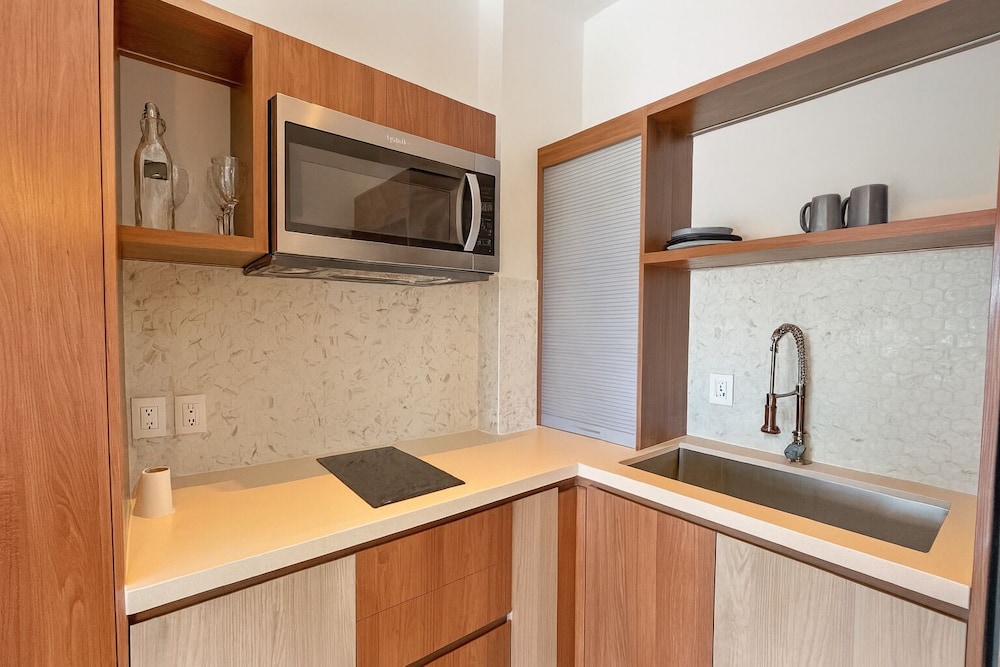 LUX 1 BDR OCEAN VIEW 1 BLOCK TO BEACH