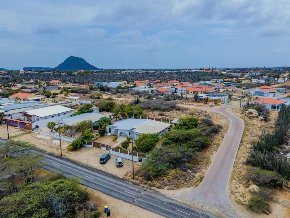 - Large Private Pool With Outdoor Dining - Centrally Located in the Island - Poo