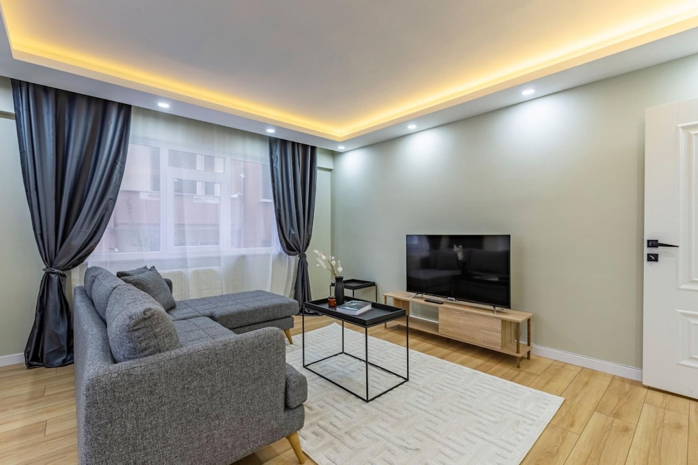 Stylish Flat Near Public Transportation in Maltepe
