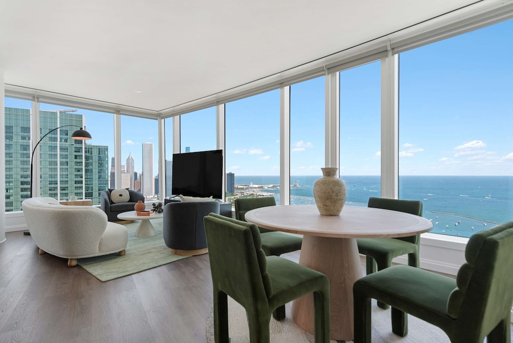 Top-tier Stay 49th Fl Lakefront City Views