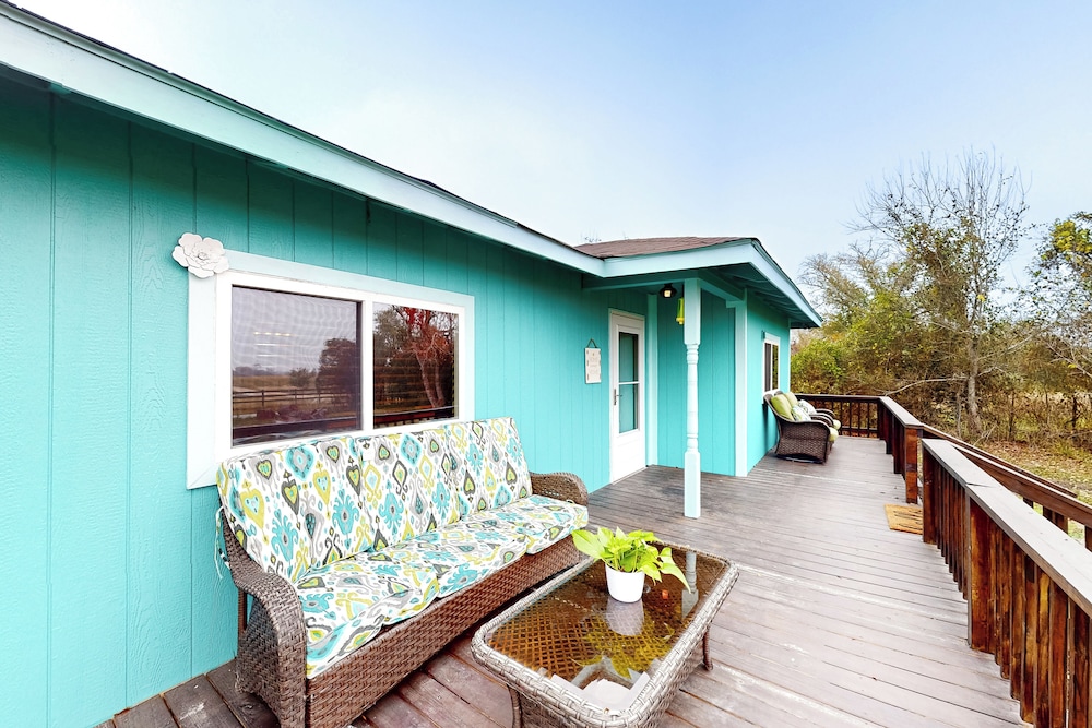 2BR Countryside Charmer w/ Fire Pit & W & D