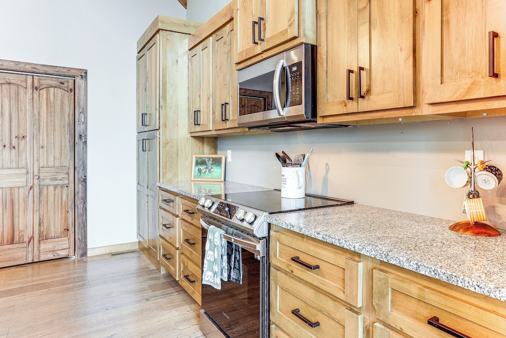 Lake Views & Golf Access at Secluded Drasco Lodge