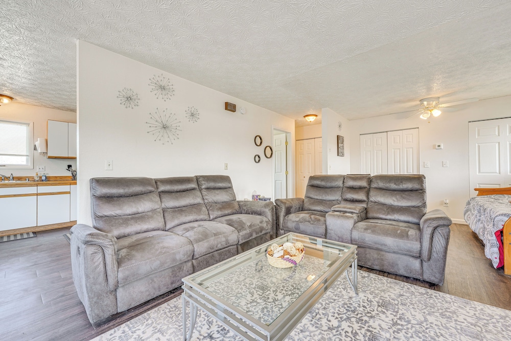 5 Mi to State Park: Mtn-view Apt in Anchorage