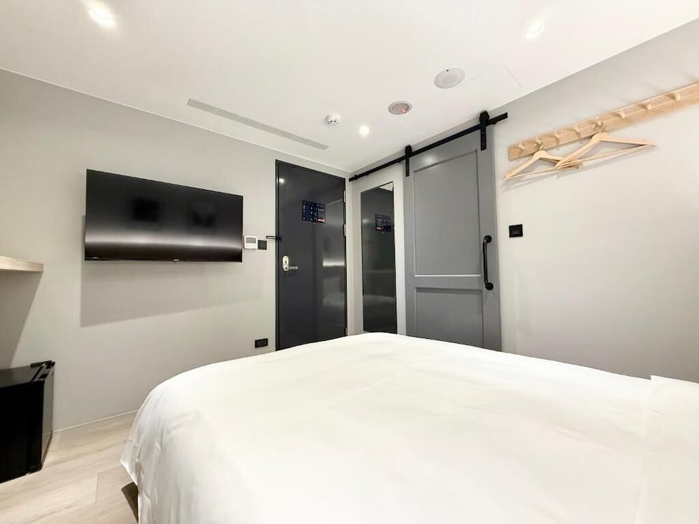 N2 Hotel