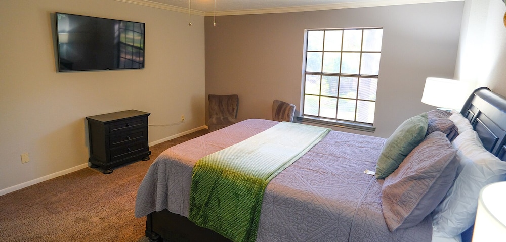 4Bdrm 2.5Bath 8Bed - Story North Houston - Image 2