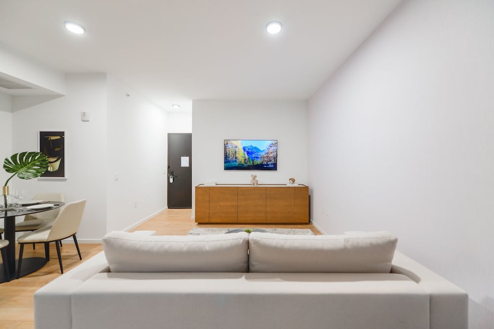 Studio with a City View Near Bayside