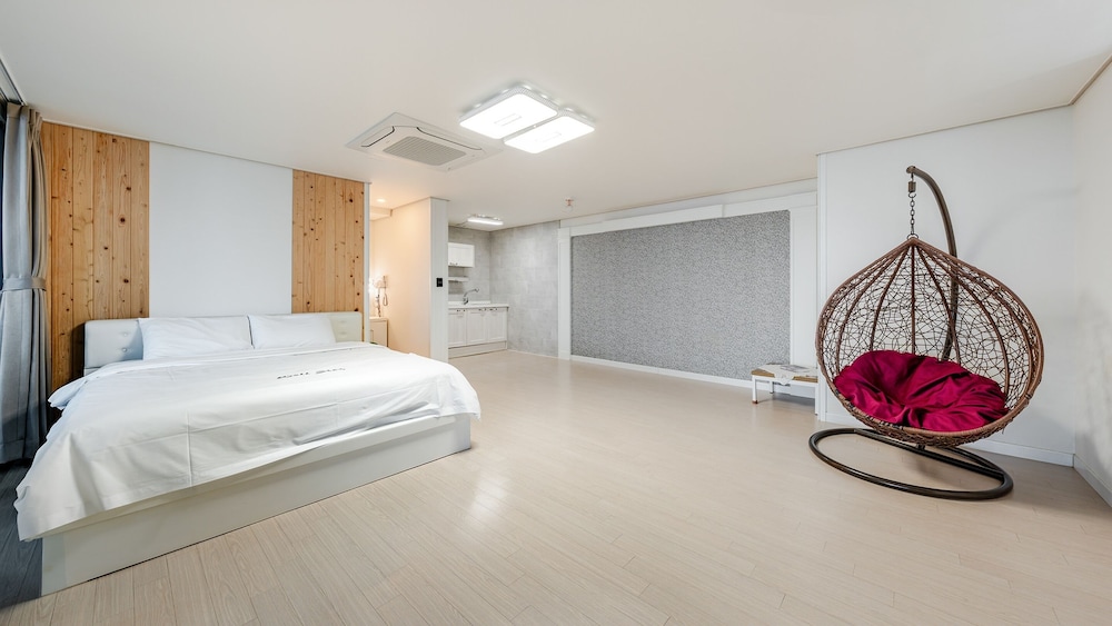 Yeosu Wellstay Pool Villa
