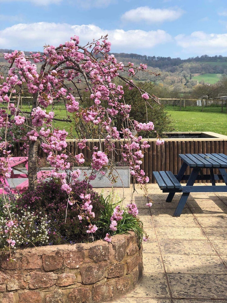 5-bed Home - Sleeps 12, Pool, Garden & Play Area
