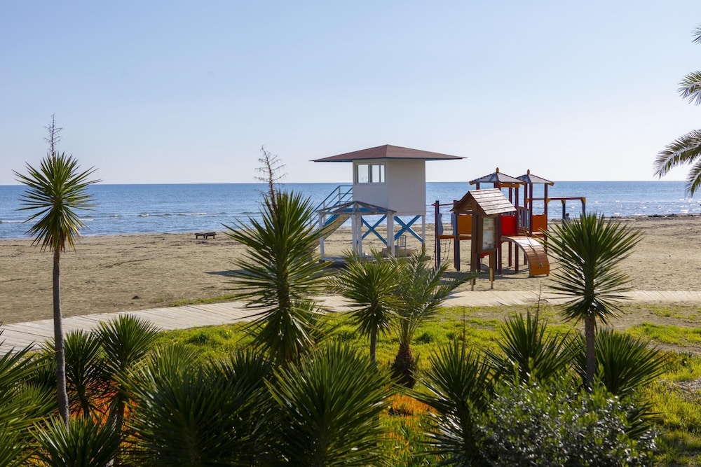Mackenzie Castella Beachfront Suite